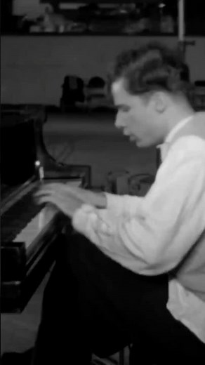Glenn Gould’s signature humming 🎶 #piano #classicalmusic #shorts #glenngould #pianist