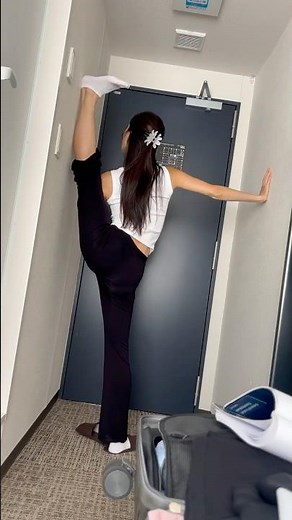 What does a ballerina do in a tiny hotel room?🩰