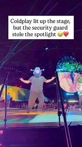 7.5M views · 465K reactions | ❤️ Coldplay’s Düsseldorf show had an unexpected star  When a “security guard” in an alien mask danced across the stage, He was actually local performer Chris Fandrey, added as part of the tour choreography.#coldplay #musicofthespheres #concerttok #viralvideo #livemusic #fyp #trending | batyafeuer | Facebook