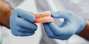 Tipos de prótesis dentales removibles: ventajas e incovenientes -