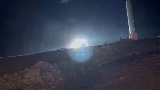 Demain, c’est lundi et le break est fini, alors on redémarre les moteurs, avec en bonus le salut du chauffeur à 0mn20s. Si les spécialistes peuvent nous en dire un peu plus sur les spécificités de la bête, une Prinoth à priori !? Les Arcs 🌨️ | Jean Pierre Noret- Passion et Collection