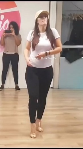 2.8M views · 3.3K reactions | Essa menina tem um gingado!! | Dance music | Facebook