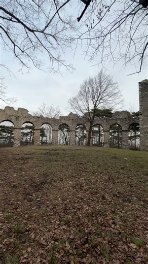 Amphitheater - künstliche Ruine im Landschaftspark rund um die Burg Liechtenstein