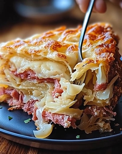 😋Savory Reuben Bake with Layers of Corned Beef, Sauerkraut, and Swiss Cheese🥰 | Recipes By MAMA