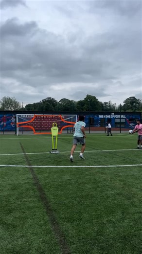 ESSOUAL on Instagram: "🇾🇪 YÉMEN – Premier League (D1) Annonce de recrutement – Ailier percutant Un club de première division yéménite, engagé dans la lutte pour le haut du classement, recherche un ailier rapide et technique afin de renforcer son secteur offensif pour la nouvelle saison. 🔍 Profil recherché : • Ailier (Extrême) • Très bon en un contre un • Vitesse élevée et capacité à éliminer • Dribble dynamique, bonne conduite de balle • Endurant, solide sur le plan physique 📋 Exigences du c