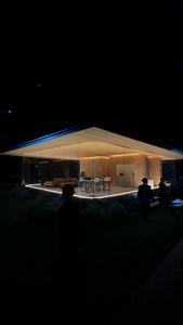 Pharrell Williams convirtió la pasarela en hogar. 🏡✨ Para el desfile masculino Otoño-Invierno 2026 de Louis Vuitton, el director creativo presentó DROPHAUS, una casa moderna de muros de vidrio instalada en la Fondation Louis Vuitton. ❤️ Un espacio habitable, rodeado de verde y diseñado para sentirse vivido, humano e imperfectamente perfecto. 🌟 Moda, arquitectura y diseño fusionados en una misma visión de futuro. | Revista Estilo
