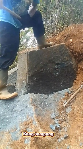 10K views · 39 reactions | NATURAL STONE Technique for Splitting Stone with Two Chisels #natural_stone #naturalstone #tradisional_manufacture #back_to_nature #stone_quarry #stone #quarry #diy #tutorial | Kang Jampang | Facebook