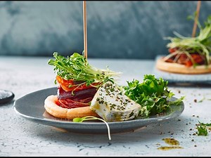 Recette: tartelettes chaudes aux betteraves rouges, chèvre frais mariné | FOOBY