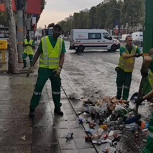 Depuis 4 heures ce matin, 2500 agents de propreté sont mobilisés dans nos rues. Vous avez bien célébré cette victoire, bien plus qu'en 98 ! Merci à eux et merci à tous les agents de la Ville qui ont pu rendre possible ce week-end de fête ! ❤❤❤❤ | Ville de Paris