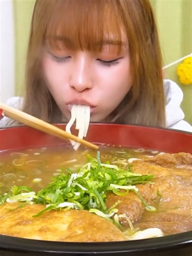 大食い挑戦：分厚いお揚げのきつねうどん10人前