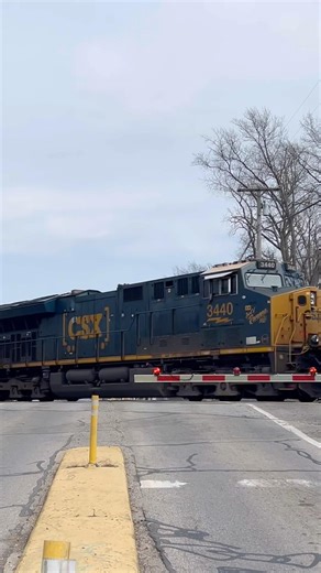 Csx 3440 trails on intermodal