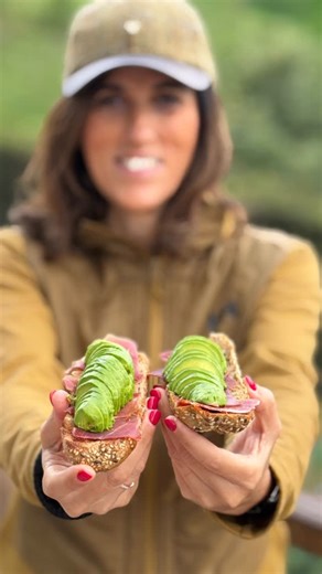 Greenmate 🥑 on Instagram: "Avocado, ibérico-skinke og jomfruolivenolie — sådan ser en spansk avocadotoast ud på vores familiegård i Spanien 🥑🇪🇸 Jeg har plukket nogle avocadoer og ladet dem ligge 4–5 dage ved stuetemperatur, indtil de blev modne — og nu er de perfekte til at vise jer, hvor nemt det er at lave denne klassiske morgenmad her i Andalusien. Og selvfølgelig med et glas friskpresset appelsinjuice 🍊 Jeg plejer også at komme lidt revet tomat på brødet under skinken og avocadoen — det