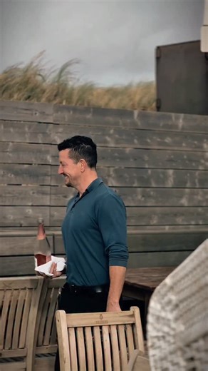 32K views · 1K reactions | Wenn Sylt-Wetter macht, was es will – gibt’s trotzdem nur eins: Currywurst, Champagner & Chaos 壟️ Bei uns schmeckt selbst der Sturm nach Sansibar!  Wer würde trotzdem draussen sitzen? ⚔️ #sansibarsylt #currywurstundchampagner #sansibarmomente #syltmoment #wetteregal #taittingerchampagne @champagnetaittinger | Sansibar | Facebook