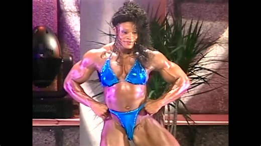 lesa lewis#flex #musclemommy #biceps #sthenolagnia