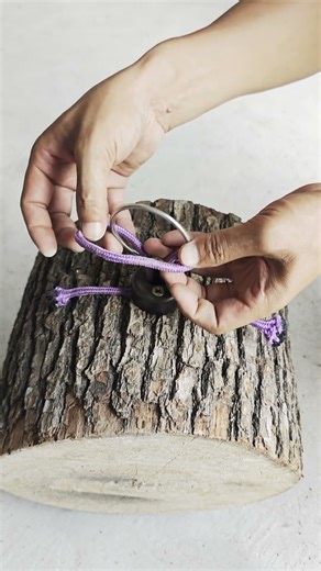 Demonstration of the skill of fixing the knot with a ring collar