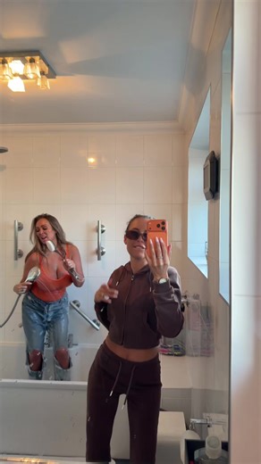 Singing in the shower ladadee ladadaaaa🚿👯‍♀️ #fyp #trending #viral #motheranddaughter @𝕄𝕔𝕜𝕖𝕟𝕫𝕚𝕖 𝔹𝕝𝕖𝕦🤍