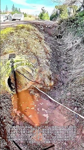 巨大な排水管の詰まりを解消する、究極の格安方法：即席の知恵を活かしたこの「裏技」が驚くほど効果的！タイヤを使って詰まった管から泥の波を吹き飛ばす瞬間をご覧ください。