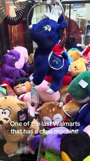 Walmart claw machine win #arcade #bestarcadegames #clawmachine #arcadegames #shorts #gaming