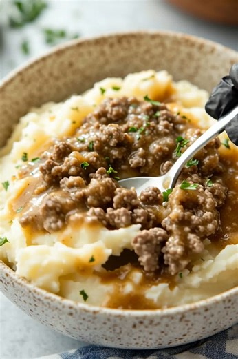Ground Beef and Gravy Over Mashed Potatoes 🍖🥔 Savory ground beef simmered in rich brown gravy, spooned over creamy mashed potatoes for a hearty, comforting meal that’s simple, satisfying, and full of classic homestyle flavor. Ingredients: 1 lb of ground beef 1 medium-sized onion finely diced 2 cloves of garlic minced Recipe in the Coʍʍеոτ 👇 | Recipes by banana