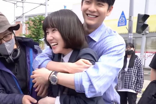 Watch: Park Eun Bin And Kang Tae Oh Can't Stop Laughing While Rehearsing Their Back Hug For "Extraordinary Attorney Woo" | Soompi