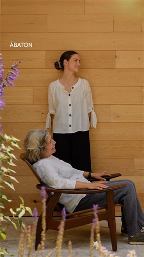 ÁBATON on Instagram: "En ÁBATON fuimos pioneros en la construcción con madera CLT en España, y actualmente las nuevas tecnologías nos permiten construir la gran mayoría de nuestros proyectos con este material ecológico. Casa Arces es uno de nuestros proyectos con estructura de madera CLT, que dejamos vista en la mayoría de espacios. Blanca Marías y Camino Alonso tienen claro el porqué de esta elección. 🤍"