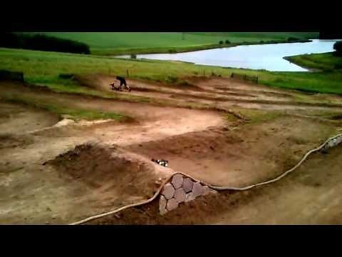 Wyścigi samochodów zdalnie sterowanych na torze,skoki piruety,salta,szybkość R/C Radio Control