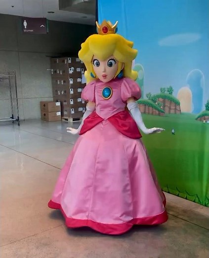 NEW Princess Peach mascot! Nintendo Live 2023 #supermario #princesspeach