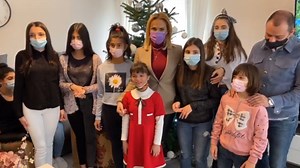 11K views · 268 reactions | Vizita ministrului Familiei, Tineretului și Egalității de Șanse, Gabriela Firea, împreună cu primarul Sectorului 4, Daniel Băluță, la un centru familiar aflaț în situații speciale https://www.stiripesurse.ro/ministrul-familiei-tineretului-si-egalitatii-de-anse-gabriela-firea-in-vizita-la-copiii-care-primesc-ingrijire-si-afectiune-din-partea-asistentilor-sociali_2136660.html | stiripesurse.ro | Facebook