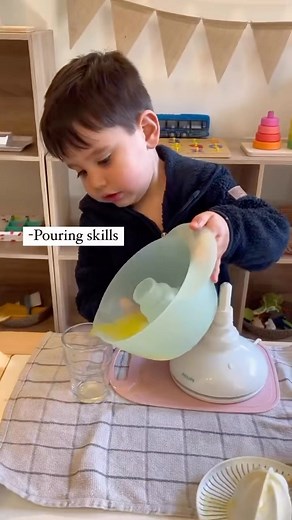 When life gives you lemons, (have your little ones make lemonade)💛 Getting your children involved in the kitchen as early as possible has so many incredible developmental benefits. From squeezing lemons to sipping the sweetness, making lemonade with your kids is a recipe for joy and growth! Plus, you get to enjoy a glass of lemonade together—talk about a win-win!✨ 🍋 Promotes hand-eye coordination, fine motor skills, and dexterity 🍋 Squeezing the lemons, smelling the citrusy aroma, and tasting