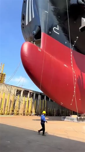 LNG-Powered Container Ships Revolutionize Maritime Efficiency | Nautical Voice posted on the topic | LinkedIn