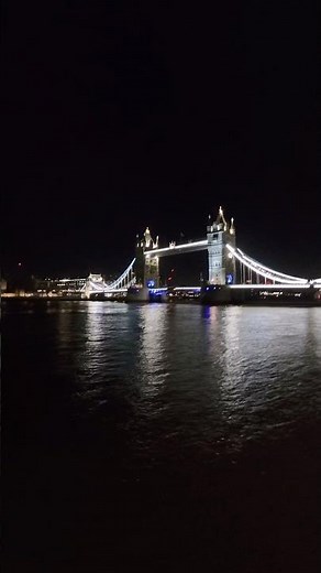 TOWER Bridge at Night in 360 Degrees