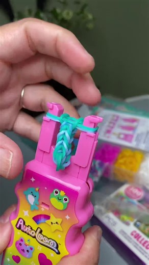 Rainbow loom! #rainbowloom #braceletmaking #holidaygiftguide #tiktokshopblackfriday #tiktokshopcreatorpicks