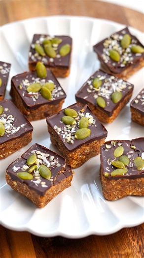 FloFlo|Healthy Recipes on Instagram: "🍫 5-Ingredients Healthy Sweet Bites Reasons to love this recipe: ✅ just 5 ingredients ✅ ready in 10 minutes ✅ no-bake, freezer-friendly ✅ naturally sweetened & gut-friendly Little cubes of goodness you can whip up in minutes✨ These no-bake bites are made with just 5 wholesome ingredients, naturally sweetened with medjool dates, and finished with a drizzle of dark chocolate. They’re the perfect grab-and-go snack when you want something sweet but still nouris