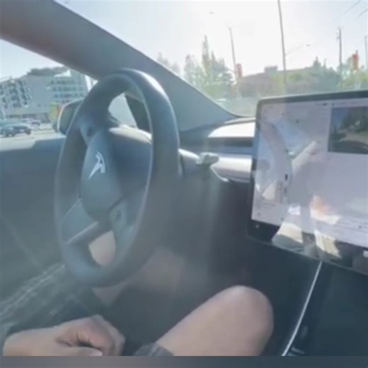 I'm just sitting there... Tesla is taking the steering wheel! 🤖🚗