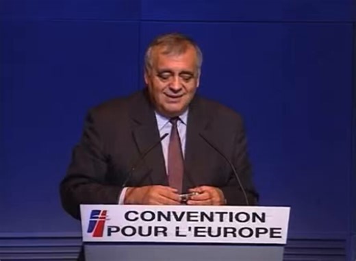 ☢️ je découvre que Philippe Séguin défendait l’extension de la dissuasion nucléaire française à l’Europe, même après Maastricht ! 🤔« Il nous revient de proposer à l'Europe d'entamer une réflexion approfondie sur le concept de dissuasion concertée, voire partagée. Il serait absurde d'imaginer que la France puisse concevoir sa détention de l'arme nucléaire comme un moyen d'hégémonie ou même de prépondérance sur les autres. Tout aussi absurde de penser que l'Europe ne bénéficie pas, toute entière,