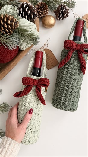 Michelle Moore on Instagram: "WBC5 for 🔗🔗🍷 This Wine Bottle Cozy works up quickly and is perfect for last minute holiday gifting Add a tag, slip it over your bottle, and you’re done! Now on our blog and Youtube channel 🎉 Purchase the pdf pattern and also receive printable gift tags and a wine bottle template for markets 🍷🍾 Designed in @herrschners_crafts Cottage Cotton ❤️ #crochetwinecozy #crochetgifts #handmadeholiday #crochetpatterns #lastminutegifts #winegift"