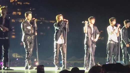 Sleep tight in melbourne music festival today. I feel like there's an empty space for Heeseung there😔 #ENHYPEN #enhypenot7 #BRINGHEESEUNGBACK #melbournefestival #fyp