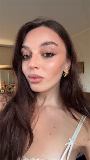 Giorgia Lenarduzzi on Instagram: "Feel like Lily Rose Dior Stick Contour Dior Stick Foundation Dolce & Gabbana Everlast Concealer Make Up For Ever Mist & Fix Setting Spray Dolce & Gabbana Ever Icon Palette – 01 Nabla Cupids Arrow – Bronzy Dolce & Gabbana Mascara Everful Kiko Everlasting Kajal Nabla Freckle Maker Nabla Cupids Arrow – Pecan Rimmel London Lip Pencil – Cappuccino Haus Labs Bio-Radiant Glassy Highlighter Balm – Glassy Citrine Byredo Satin Lipstick – Sand Dance #makuptutorial #lilyros