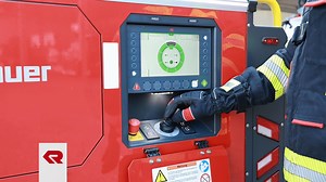 Za 10-palčni zaslon RBC LCS je poleg HD ločljivosti značilna predvsem svetlost. Zahvaljujoč senzorju, ki meri svetlost okolice, se osvetlitev zaslona samodejno prilagaja. To pomeni: naj bo na močni sončni svetlobi ali v kabini posadke – vse je vedno odlično vidno! 🚒💻 Za več informacij o RBC LCS obiščite našo spletno stran. ➡️ https://bit.ly/4bsxaAJ *** Uz HD rezoluciju, 10-inčni zaslon RBC LCS-a odlikuje se prije svega svjetlinom. Zahvaljujući senzoru koji mjeri svjetlinu okoline, osvjetljenje