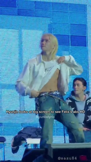 Bunu ingilizce nasıl açıklayacağımı bilmediğim için Türkçemi kullanıyorum. Felix kaslarını açtığında Hyunjin’e taraf dönülü olduğunda Hyunjin onu izliyor ama sırtını Hyunjin’e döndüğünde Hyunjin hemen büyük ekrana bakıyor kasları görmeye devam etmek için. Bir saniyesini bile kaçırmıyor 🤭🤭🤭 From: SKZ 6th fanmeeting day4 (04.05.2026) Cr: sazu84, toshibell100 Cr: You can reach the original video/photo owners via the Twitter link in my profile (twitter acc name: hyunlixlyric) My backup account @h