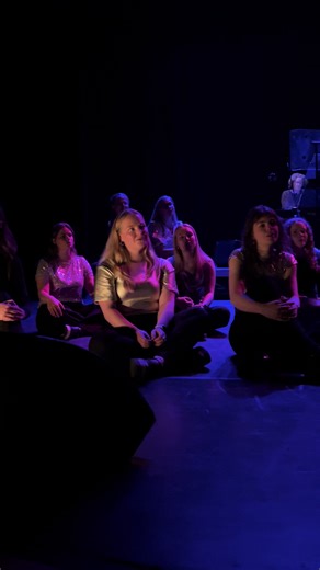 So happy to be working with these wonderfull and talented people ❤️ check out chorus_Ieper on insta for more ☺️ #sing #yellow #choir #singing #fyp