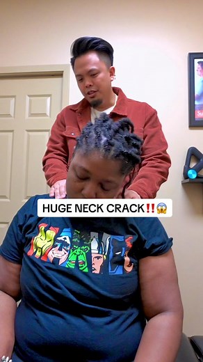 HUGE CHIROPRACTOR NECK CRACK😱 This chiropractic adjusment was crazy. She came in with so much neck pain but she left with none! #neckcrack #chiropractor #reaction