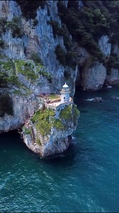 👉🏼 El Faro del Caballo, situado en la costa de Santoña (Cantabria), es uno de los enclaves más singulares del litoral norte español. Inaugurado en 1863, fue construido para reforzar la señalización marítima en una zona históricamente compleja para la navegación. 👉🏼 Lo que lo hace único no es solo su ubicación, sino el acceso: más de 700 escalones tallados en la roca descienden hasta el nivel del mar. La estructura se integra literalmente en el acantilado, combinando ingeniería del siglo XIX 