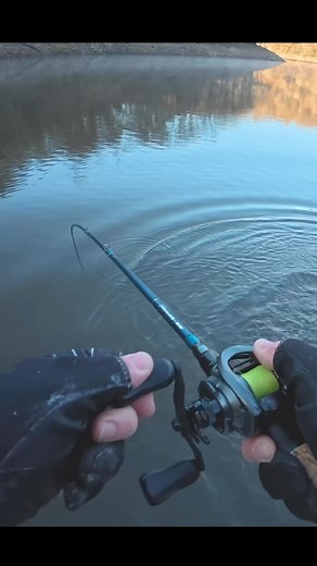 ACTION DE PÊCHE FOLLE !!! C’est lors de mon séjour dans le massif central avec @arnaudlandrieu que j’ai pu réaliser cette pêche d’un gros sandre quasiment en surface au bateau… 😍😍 Une action de malade sur la fantasista, vidéo complète sur YouTube : #actiondefolie #peche #grossandre #amazing #tiktokfishing #attaque #pecheur #attaque #pecheurfrancais | Aminiakk Fishing