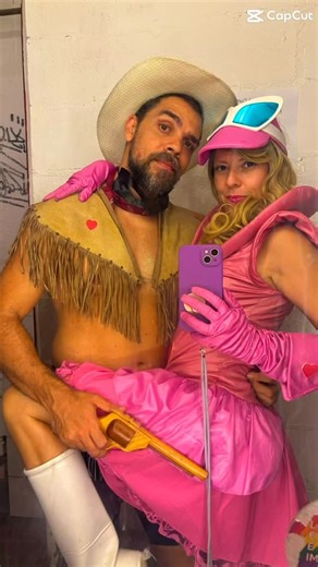 Tata | Profa Mentora de Terapias Integradas on Instagram: "- eu não sei escrever bonito - e acho esses vídeos tipo “retrospectiva”, que o pessoal passa em eventos, super brega!!🫣 - a gente não comemora aniversários (de ficada, de namoro, de morar junto…) Mas sei lá o porquê esse mês eu fiquei mexida aqui… Então venho com breguice pública, uma despedida de novembro, nosso mês de aniversário de namoro (6 anos) pra movimentar essa rede social com 🍪 dos amigos que nos amam e admiram🤭🥰 Te escolho