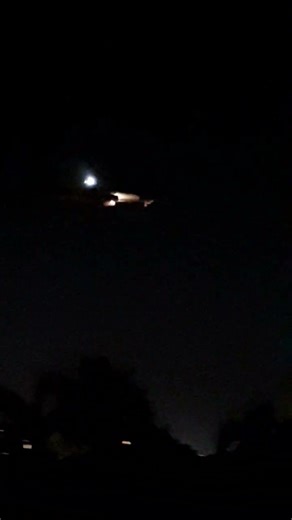 Máy bay hạ cánh đêm