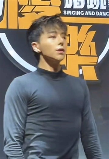 大好きなQueenBeeを ほんとカッコいい🥰🥰🥰 そして服の上からでもわかる バランスの取れたスタイル😍 ちょっと通信状態よくない時が チラホラあってドキドキしたけど なんとか それにしてもほんとカッコいい🤭 QueenBee @罗罗大人🧑 @DJ任 @優樂中文唱跳俱乐部 #中国イケメン #罗罗大人 #chinese #trend #dancer