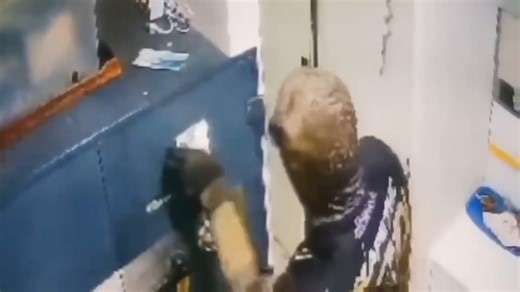 TINGNAN: Panloloob ng hinihinalang mga miyembro ng “Termite Gang” sa isang mall sa Pavia, Iloilo. Higit P30 milyong halaga ng alahas at pera ang natangay. | via Rolen Escaniel | ABS-CBN News