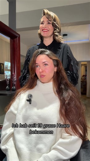 Grey-Hair Transition Graue Haare haben nichts mit dem Alter zu tun. Sie können früh kommen und sie sagen nichts darüber aus, wie alt jemand ist. Meine Kundin ist erst Mitte 20! Ihre grauen Haare kamen schon mit 19. Grau zu tragen ist eine Entscheidung. Für sich selbst. Für Stil. Für Persönlichkeit. Ob grau, grün, blau, brsun, blond oder jede andere Haarfarbe es ist die eigene Wahl, wie man sich zeigt und ausdrückt. Kommentare wie „Das macht alt“ gehören zu einer veralteten Denkweise. Denn Haare 