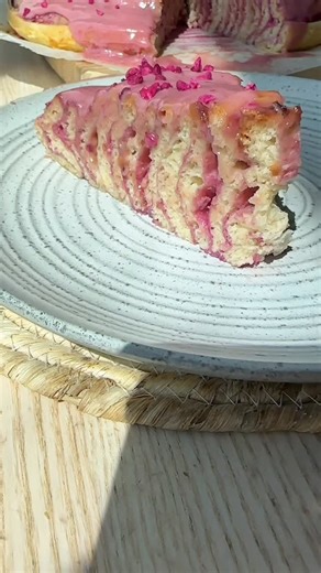 Dee | Food for everyone on Instagram: "Valentines Bakes. If I loved you 💝 I’d make you this. Raspberry Roll Cake To see how to make the dough and roll it out check the 2nd post top of my page “cinnamon rolls tutorial” 👇🏽 Recipe Dough: 260ml milk (or 310ml if you’re not using egg) 7g instant yeast 85g melted salted butter 20g sugar 480g bread flour 1 x egg Filling: 150g frozen raspberries 1/4 cup (60ml) water 1 or 2 tbs sugar (optional) 50g cream cheese Icing: 150g icing sugar Some of the rasp